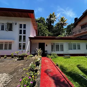 https://udugama-villa.kandyhotelsnow.com